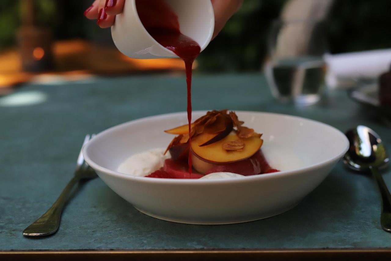 Maison Bréguet Parigi Esterno foto A dessert being drizzled with a sauce